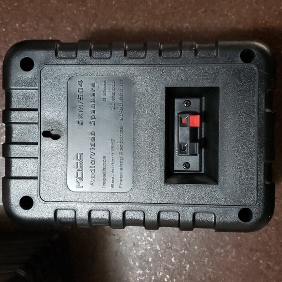 KOSS SXM 504 2 Way Bookshelf Speakers. Indoor or Outdoor Use. Great Condition. - Picture 3 of 3